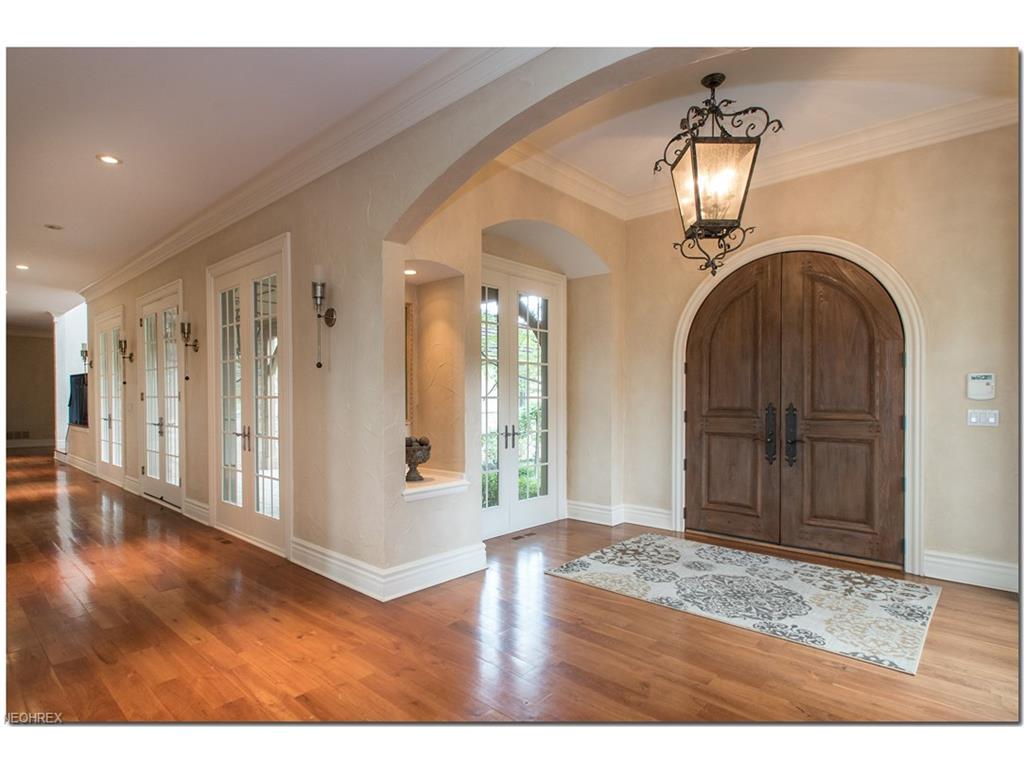 595 Club Dr, Aurora, OH 44202