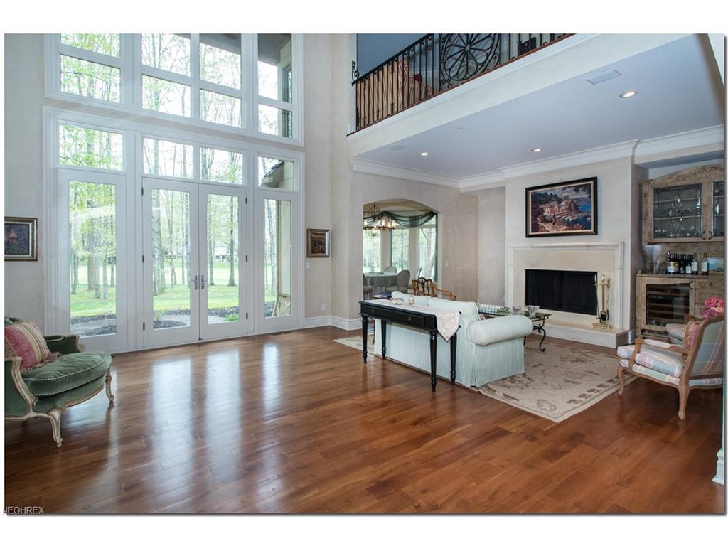 595 Club Dr, Aurora, OH 44202