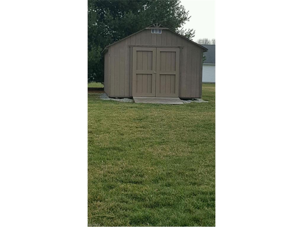 211 Evergreen Dr, Creston, OH 44217