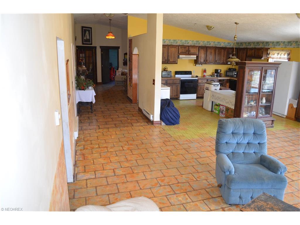 8136 Gotham Rd, Garrettsville, OH 44231