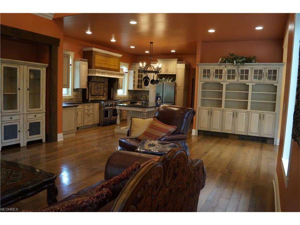 1054 Arborcrest Dr, Hinckley, OH 44233