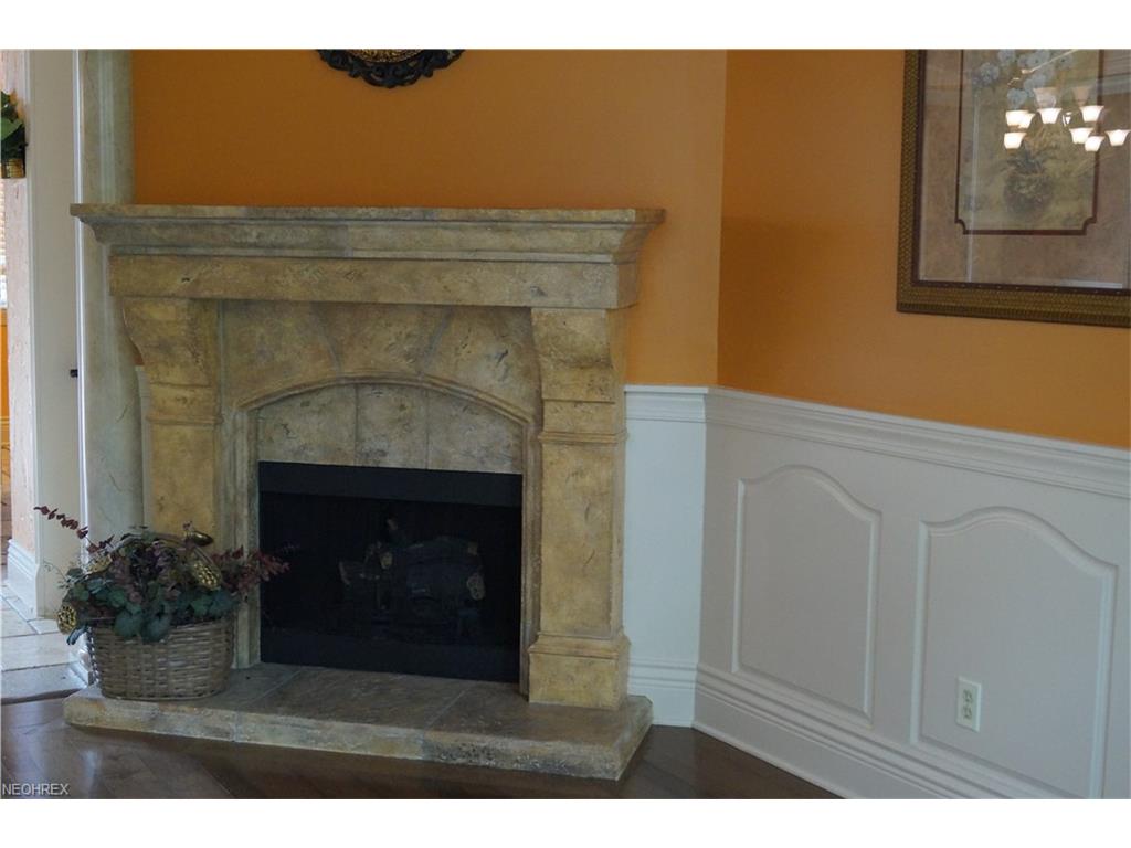 1054 Arborcrest Dr, Hinckley, OH 44233
