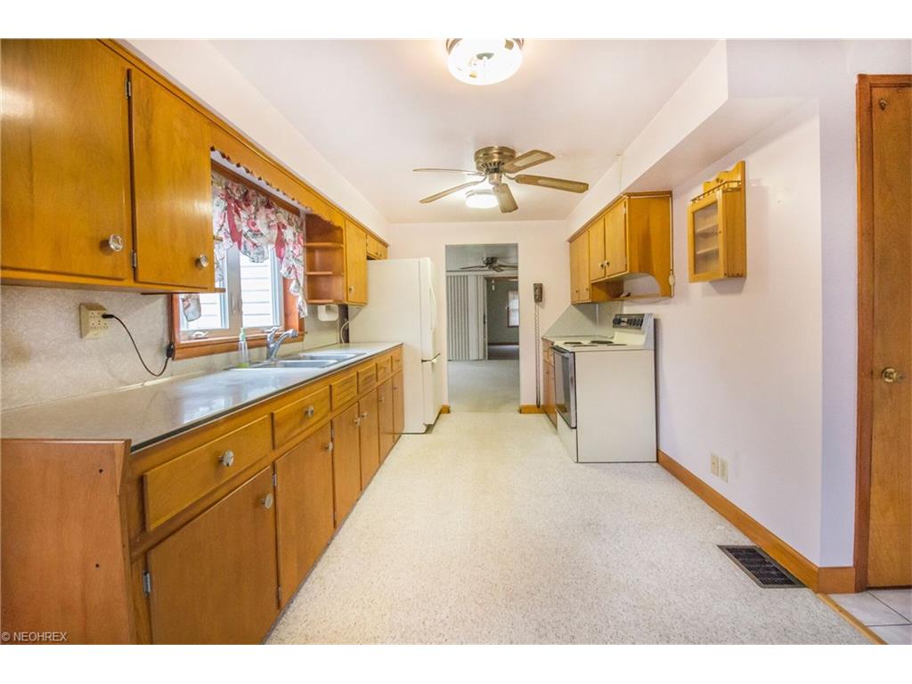 1078 Woods Dr, Tallmadge, OH 44278