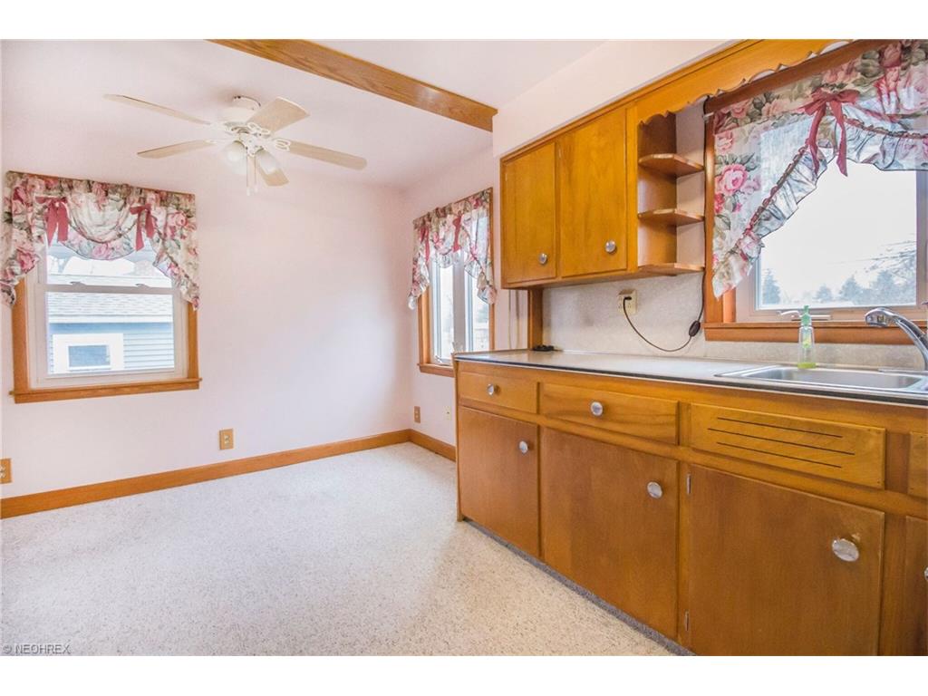1078 Woods Dr, Tallmadge, OH 44278