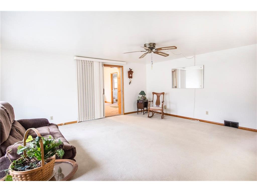1078 Woods Dr, Tallmadge, OH 44278