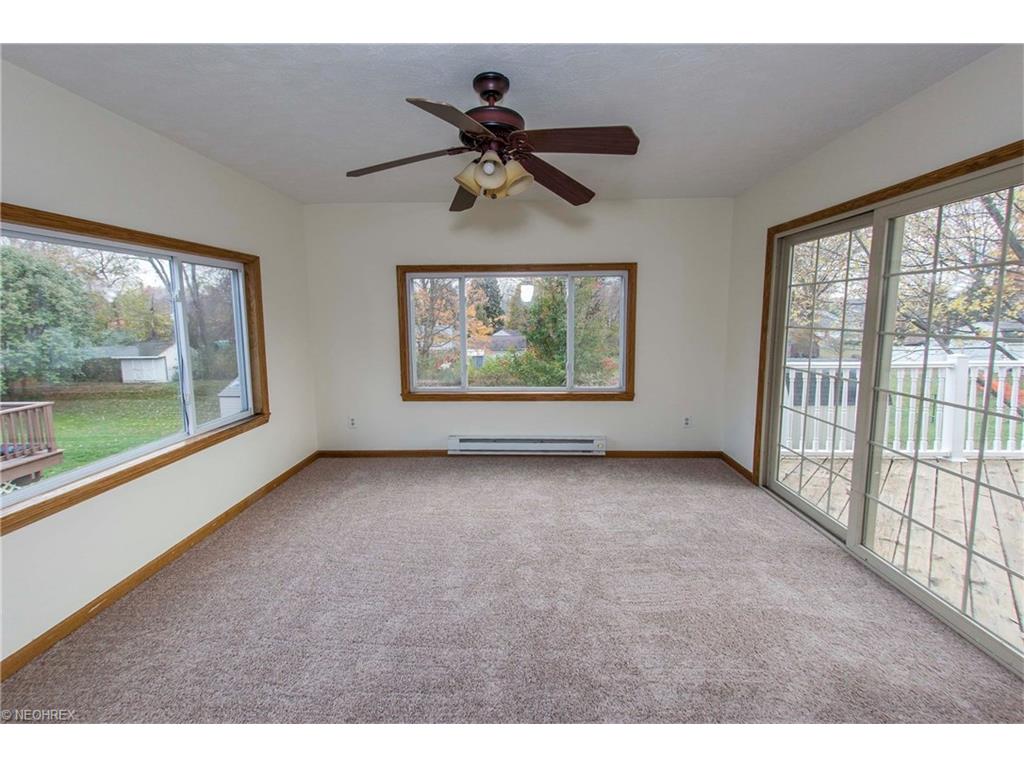 1938 Cherrywood Ln, Akron, OH 44312