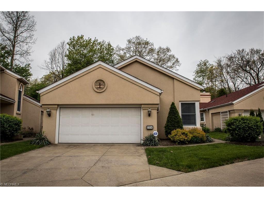 1314 Village Dr, Akron, OH 44313
