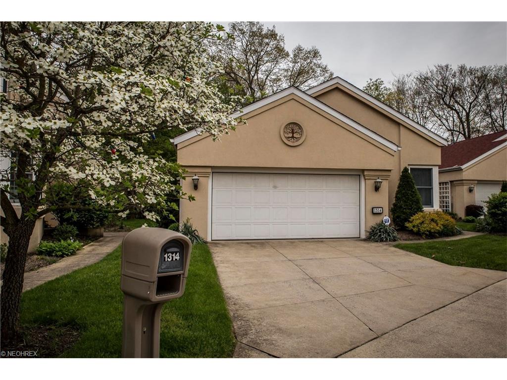 1314 Village Dr, Akron, OH 44313