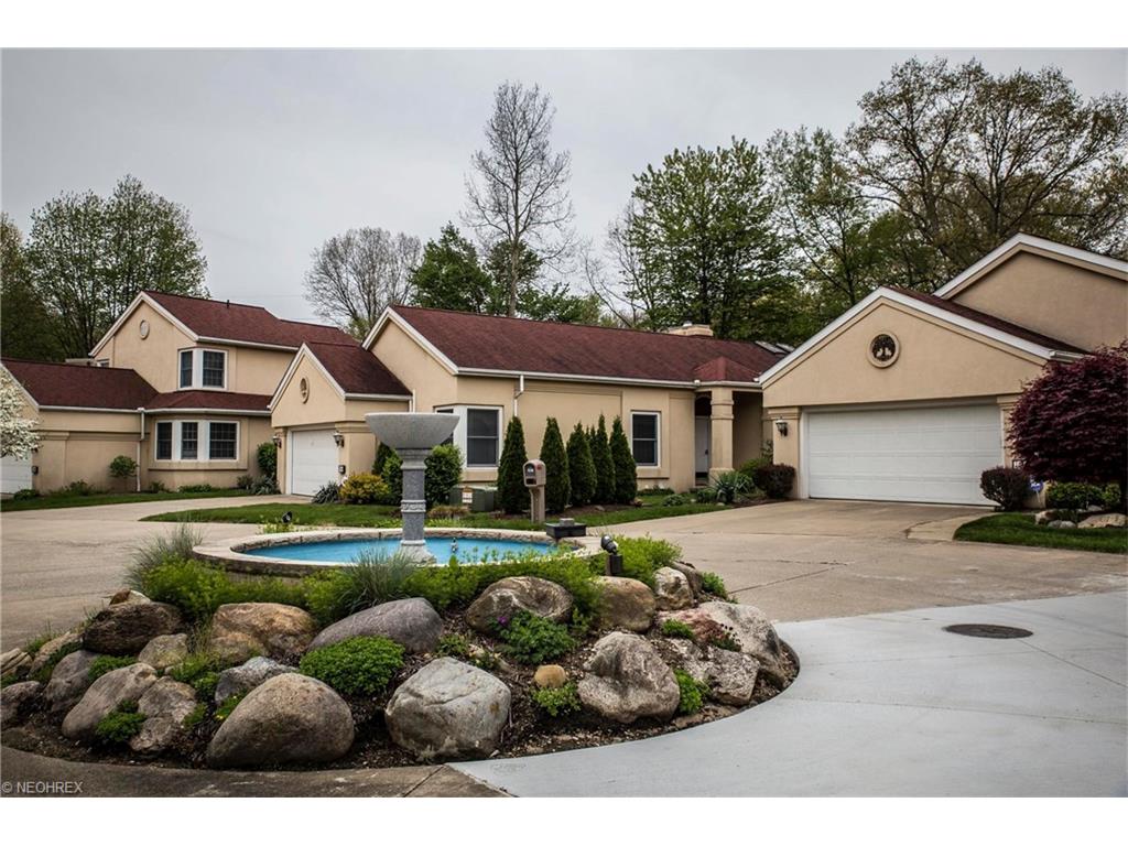 1314 Village Dr, Akron, OH 44313