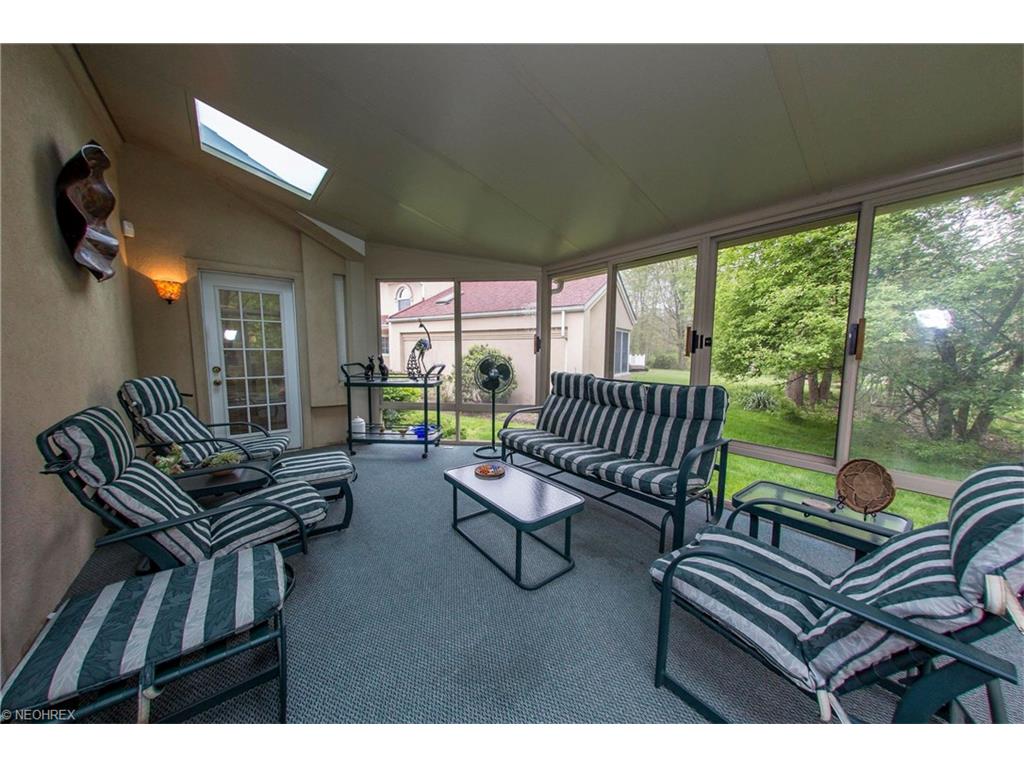 1314 Village Dr, Akron, OH 44313