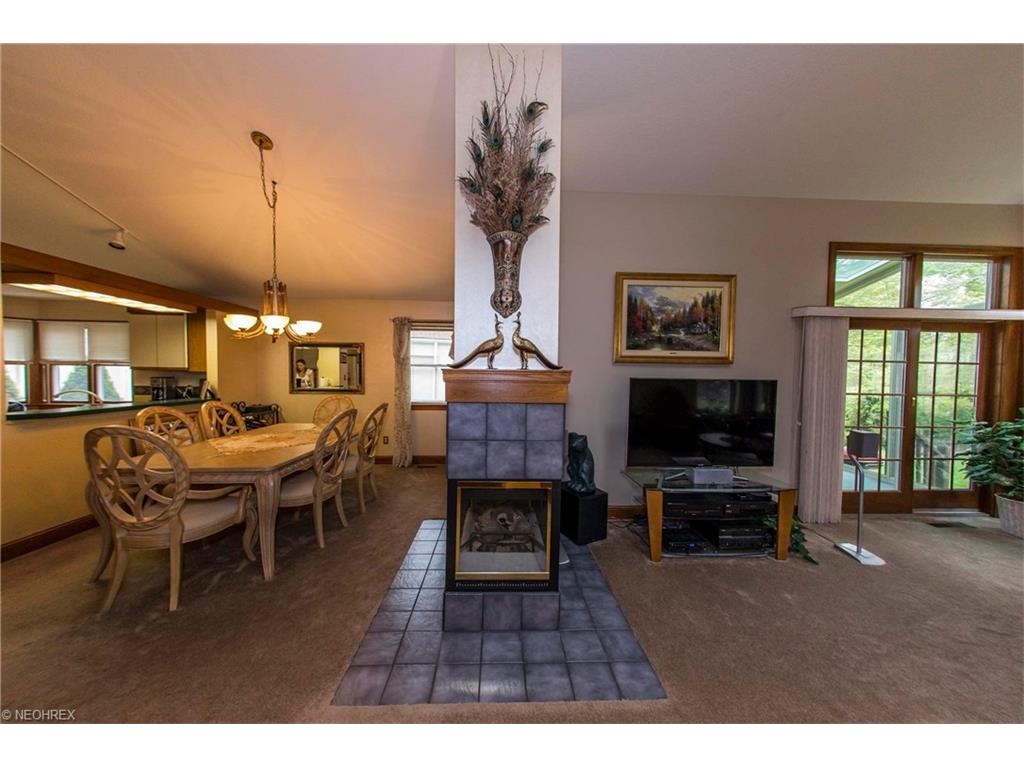 1314 Village Dr, Akron, OH 44313