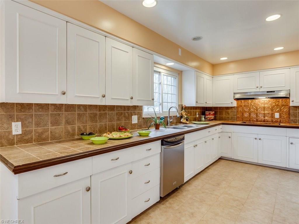1040 Oak Tree Rd, Akron, OH 44320
