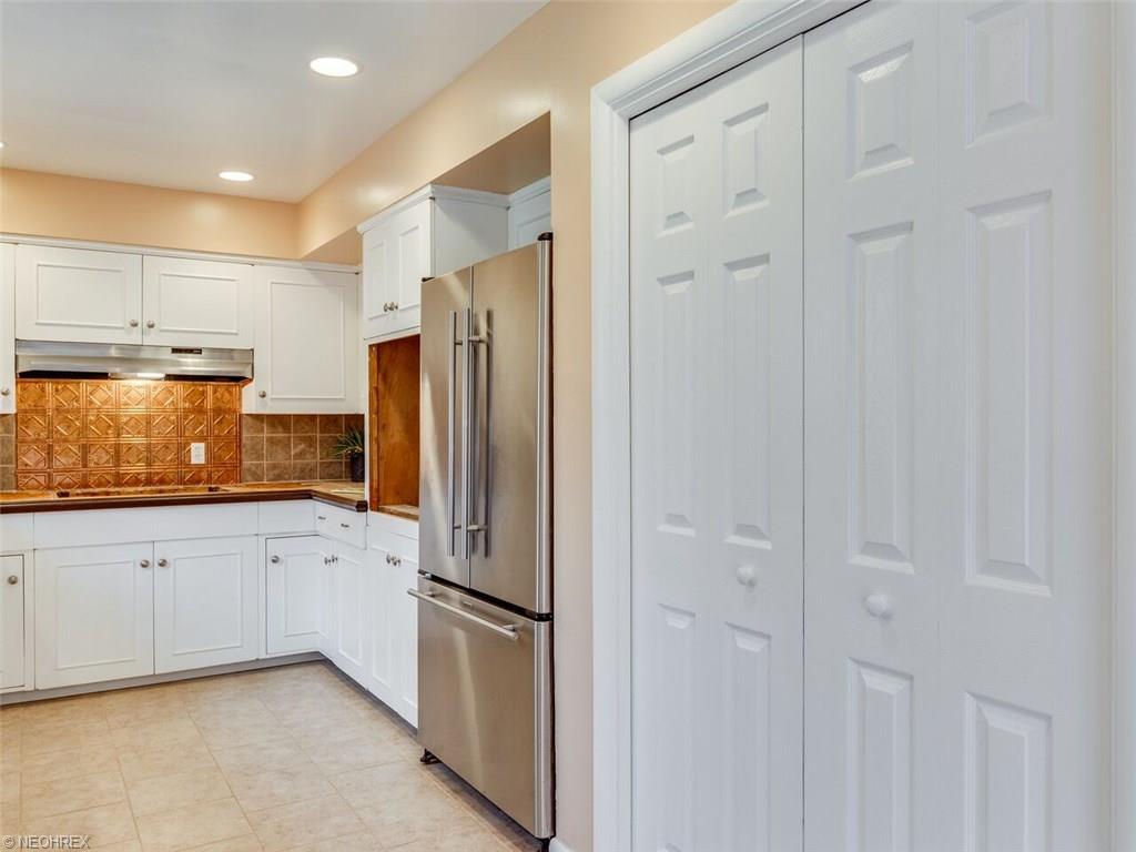 1040 Oak Tree Rd, Akron, OH 44320
