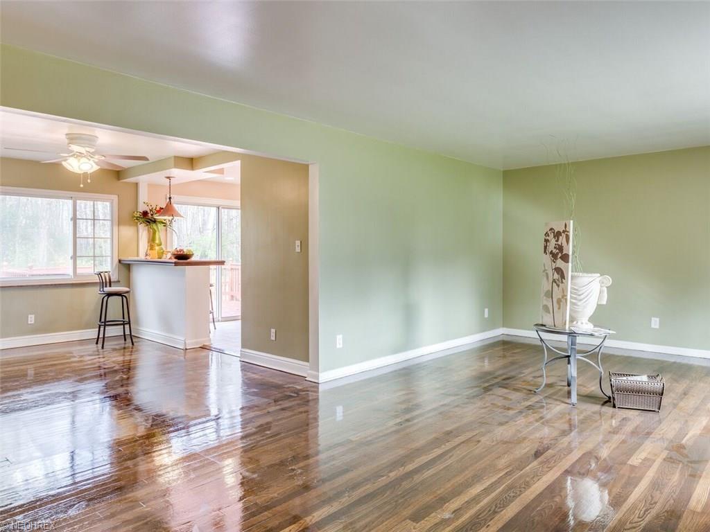 1040 Oak Tree Rd, Akron, OH 44320