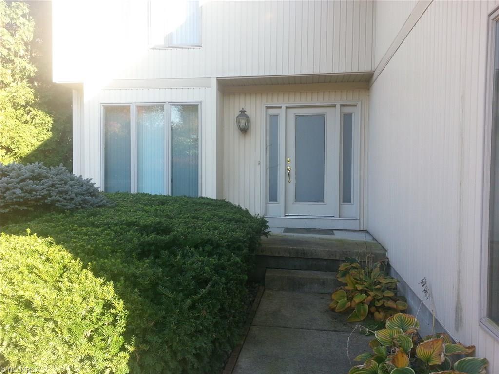2181 Oakwood St, Girard, OH 44420