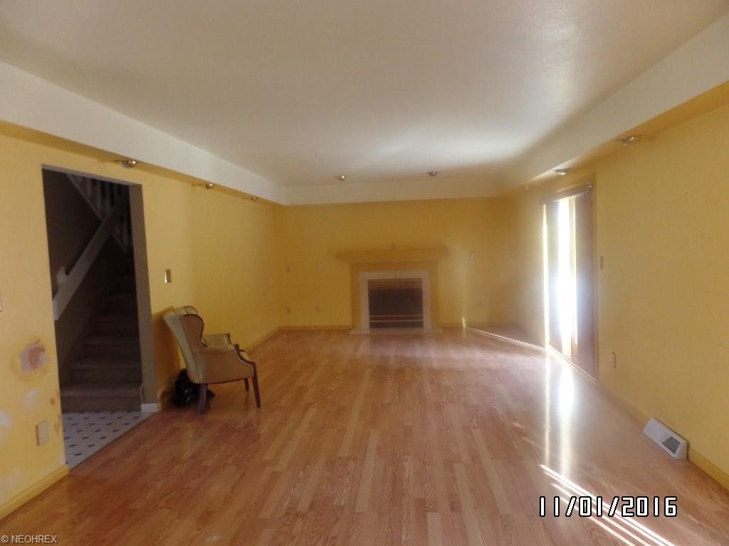 2181 Oakwood St, Girard, OH 44420