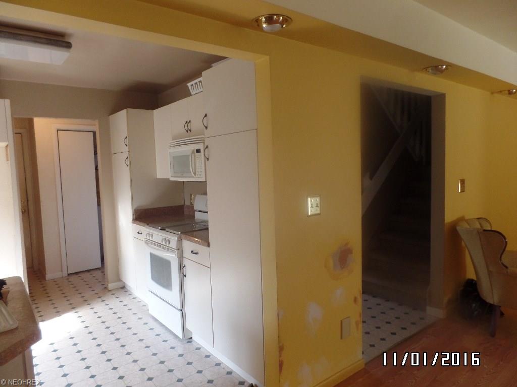 2181 Oakwood St, Girard, OH 44420