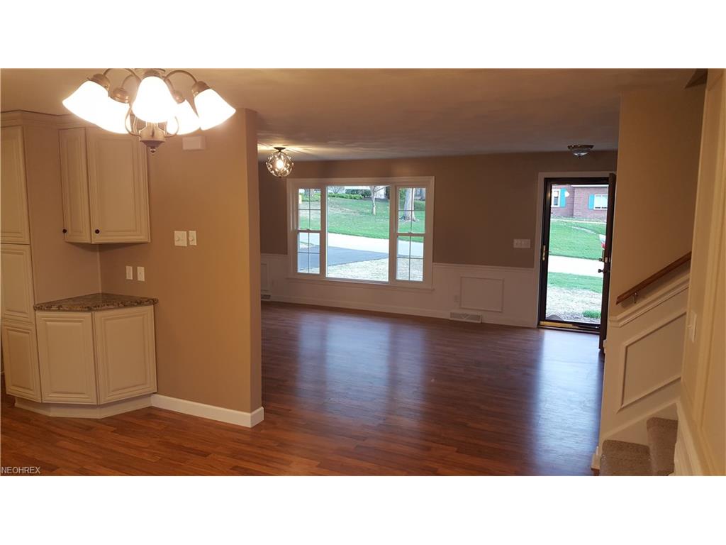 8497 Deer Creek Ln Northeast, Warren, OH 44484