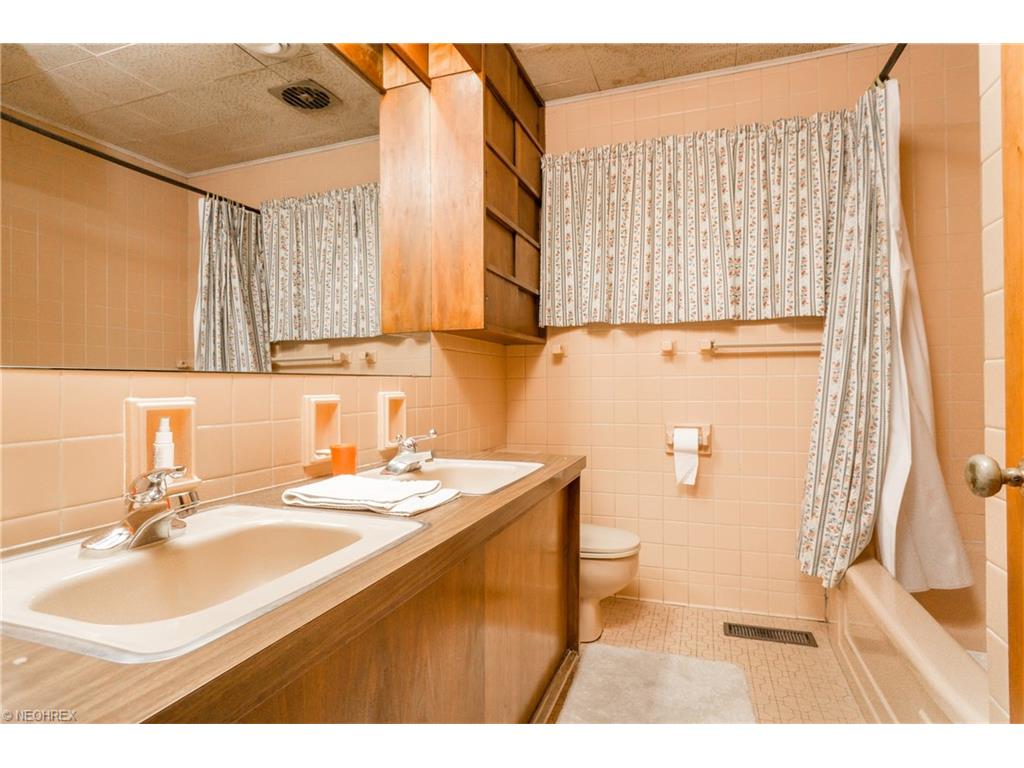 404 Overlook Dr, Alliance, OH 44601
