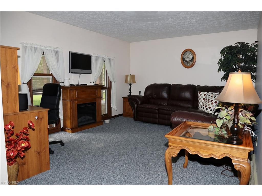 1449 Tumbleweed St Northeast, Uniontown, OH 44685