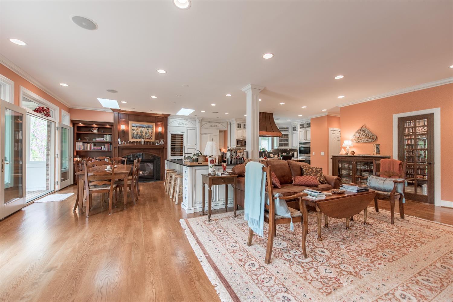 37 Hampton Lane, Cincinnati, OH 45208