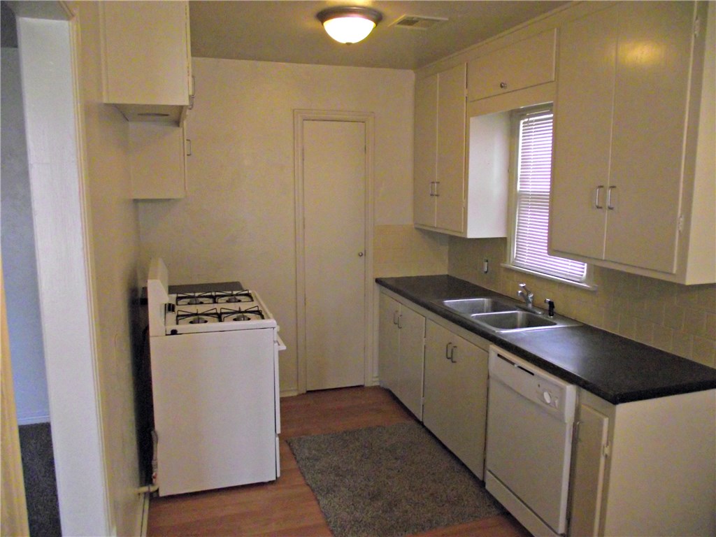 1900 Hampton Drive, Del City, OK 73115