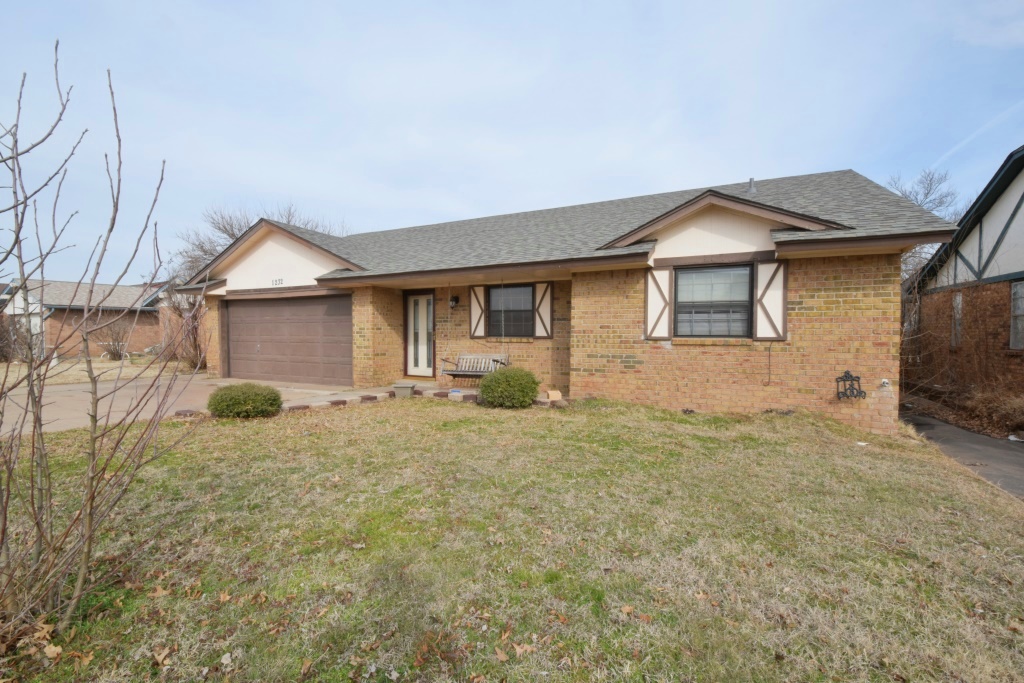 1232 Glenwood Dr, Moore, OK 73160