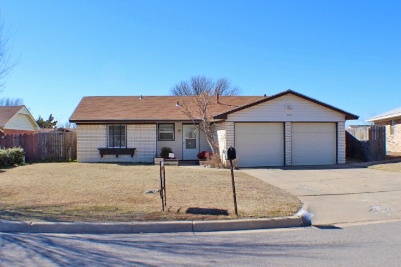 127 SE Surrey Ln, Lawton, OK 73501