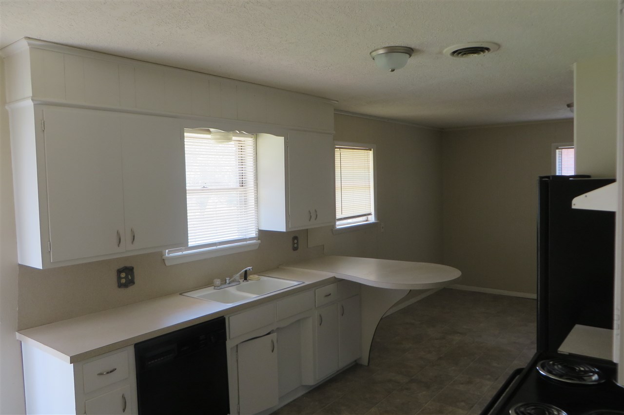 5726 NW Glenn Ave, Lawton, OK 73505