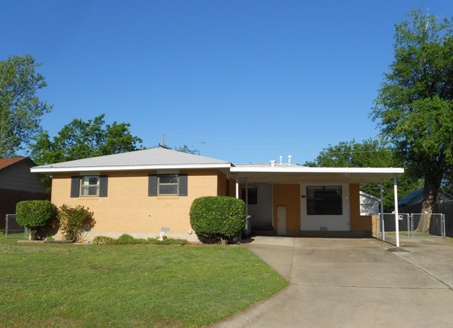 2220 NW 40th St, Lawton, OK 73505