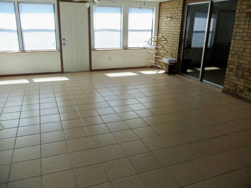 5721 NW Cedarwood Dr, Lawton, OK 73505