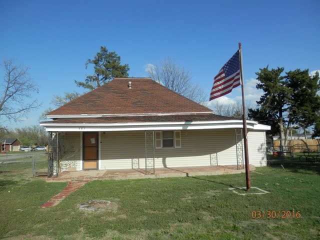 501 8th St, Cache, OK 73527