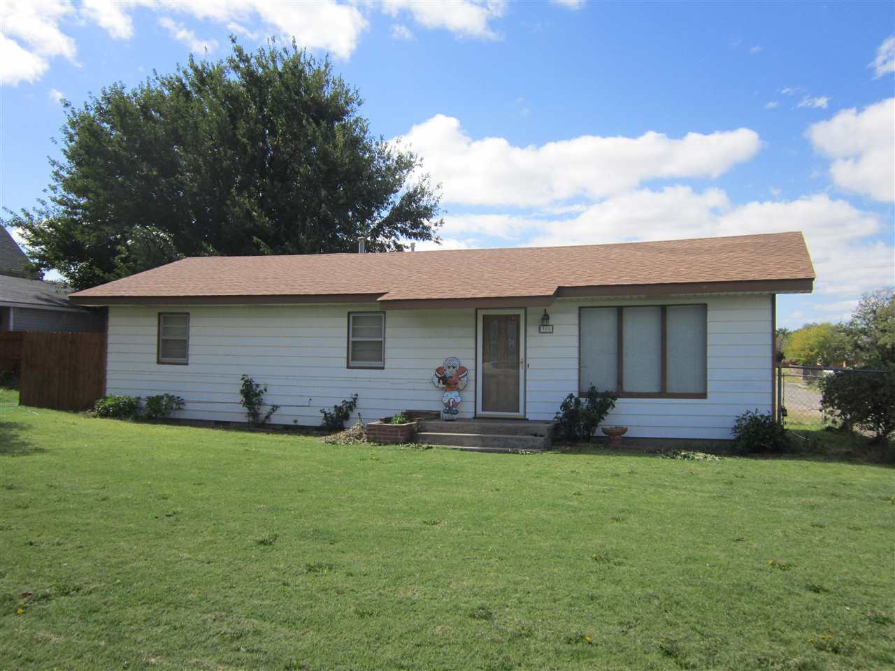 301 Charles St, Shattuck, OK 73801