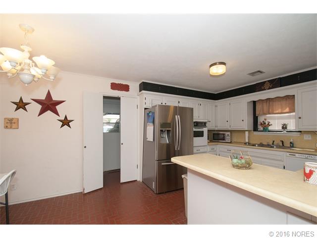 1733 East Drive, Bartlesville, OK 74006
