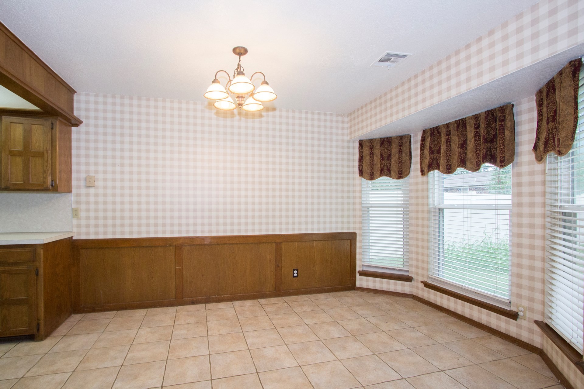 1310 W Hot Springs Street, Broken Arrow, OK 74011
