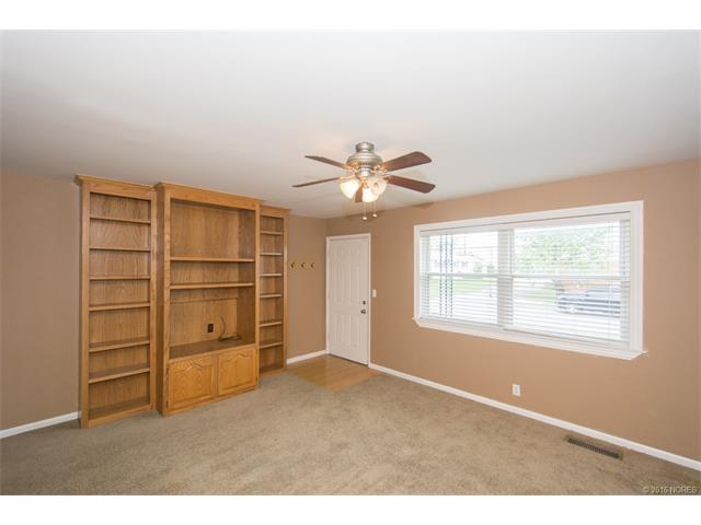 810 N Elm Street, Owasso, OK 74055