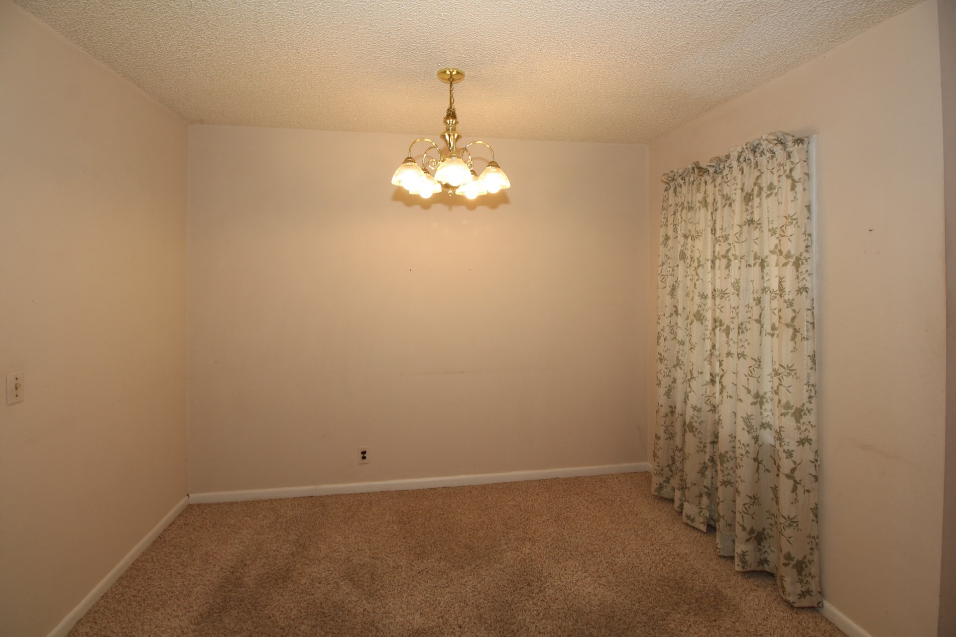 1014 S Russell Street, Skiatook, OK 74070
