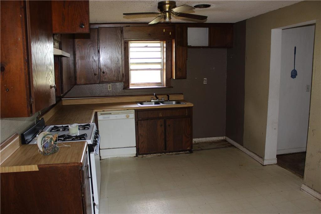905 S 4th Avenue, Stroud, OK 74079