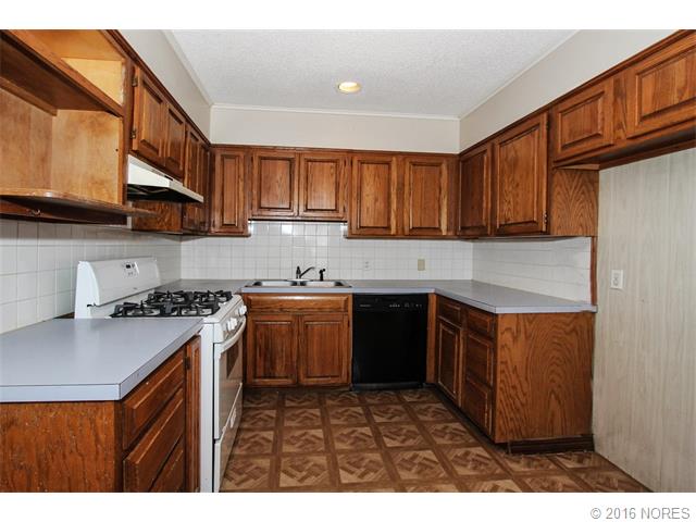 2136 S Oswego Place, Tulsa, OK 74114