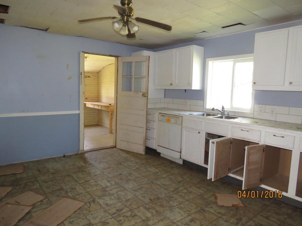 914 S Broadway St, Grove, OK 74344