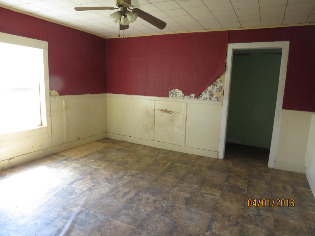 914 S Broadway St, Grove, OK 74344