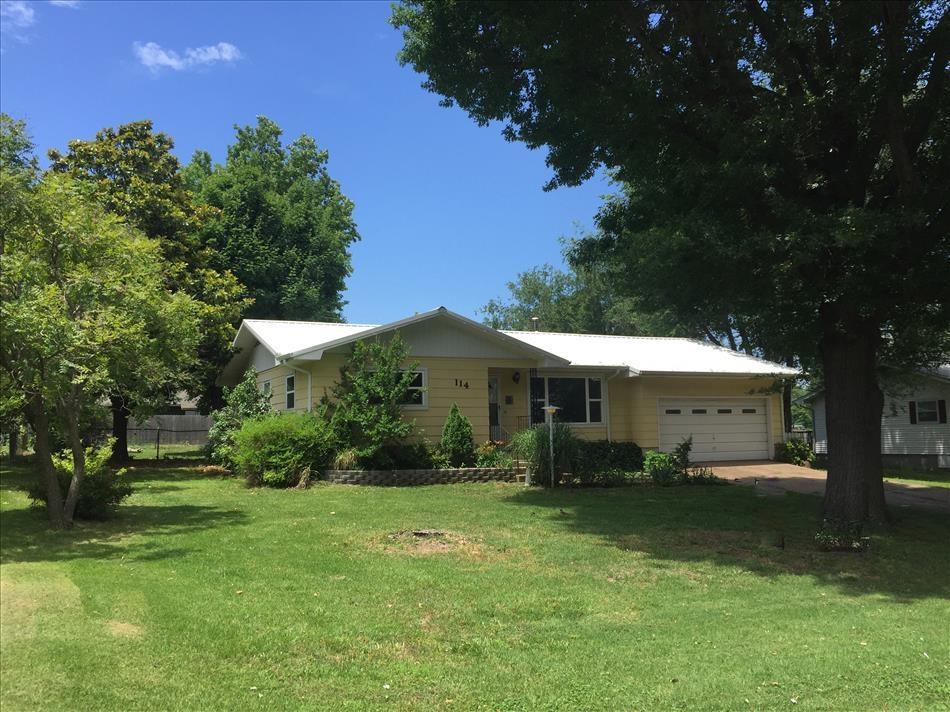 114 N Osage St, Grove, OK 74344