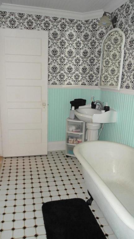 217 E 7TH ST, Grove, OK 74344