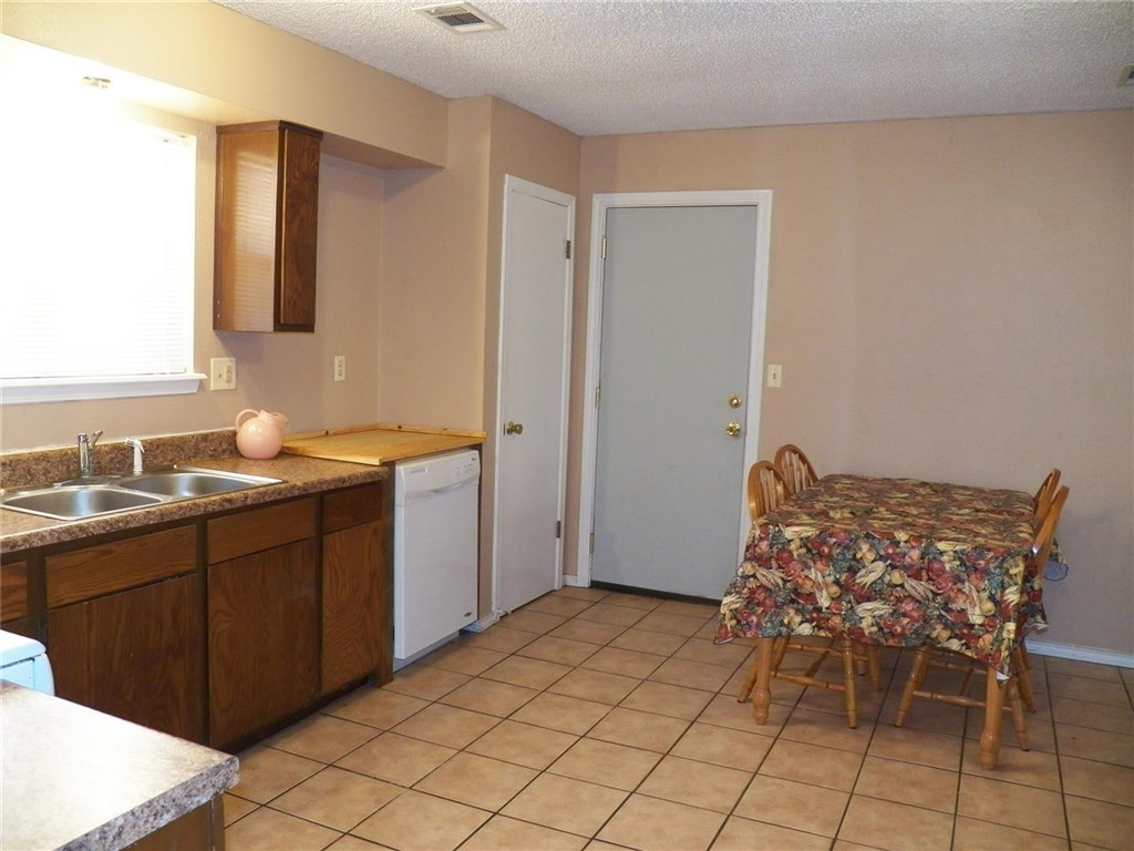 20 Walker, Shawnee, OK 74804