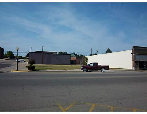 222 W Bdwy, Okemah, OK 74859
