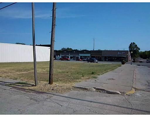222 W Bdwy, Okemah, OK 74859