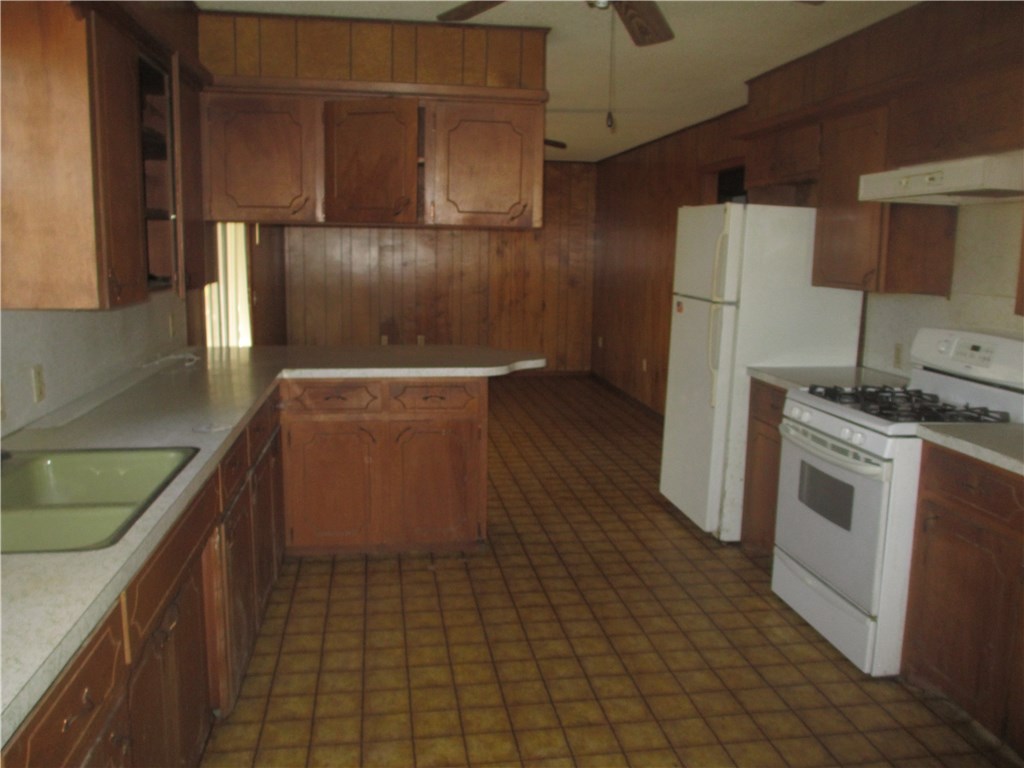 720 HickoryST, Stilwell, OK 74960