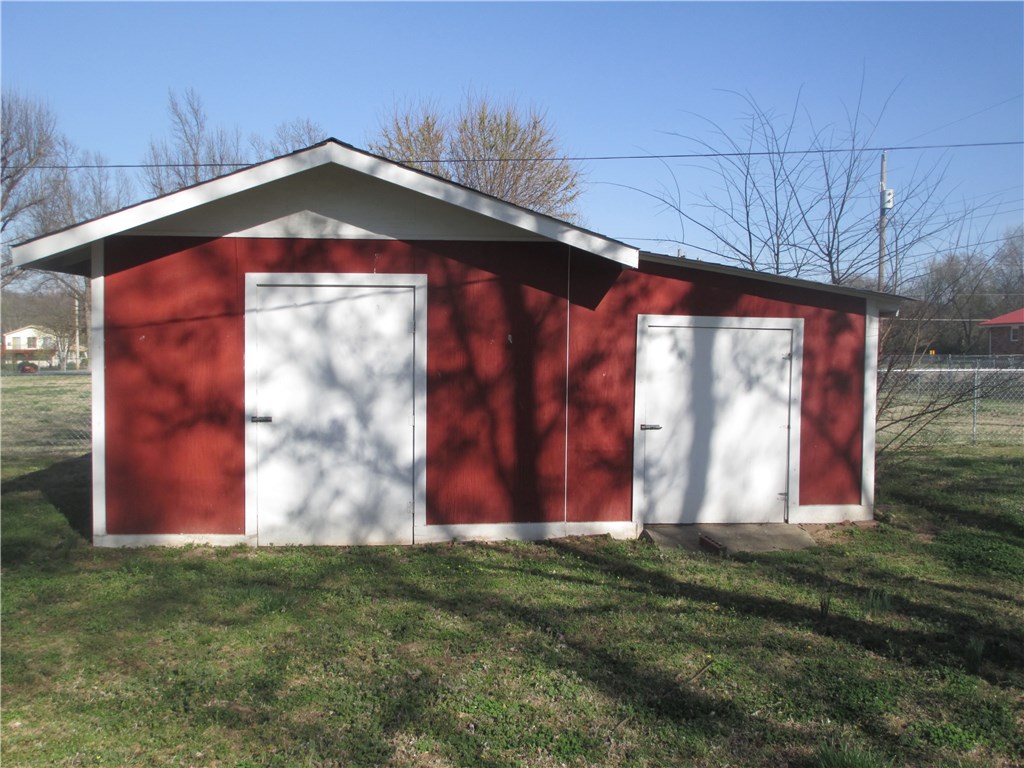 720 HickoryST, Stilwell, OK 74960
