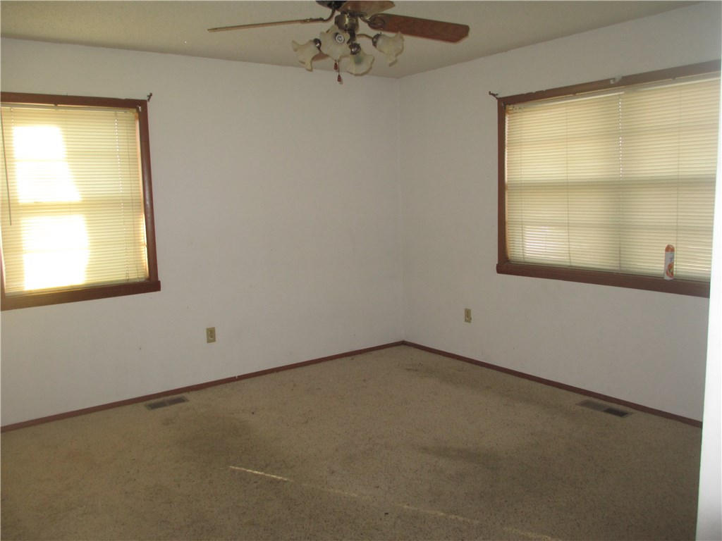 720 HickoryST, Stilwell, OK 74960