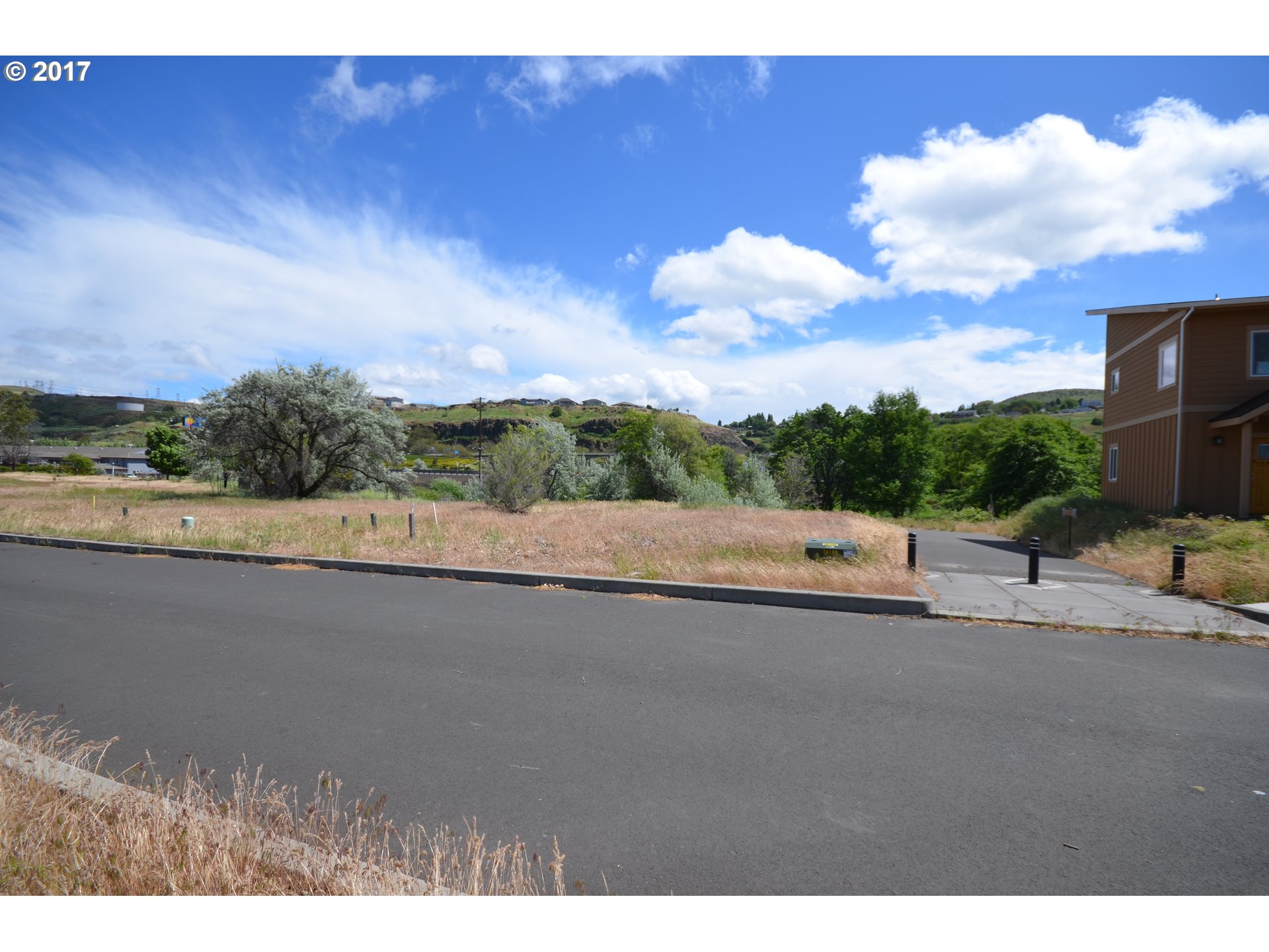 196 HONEYSUCKLE LN, The Dalles, OR 97058